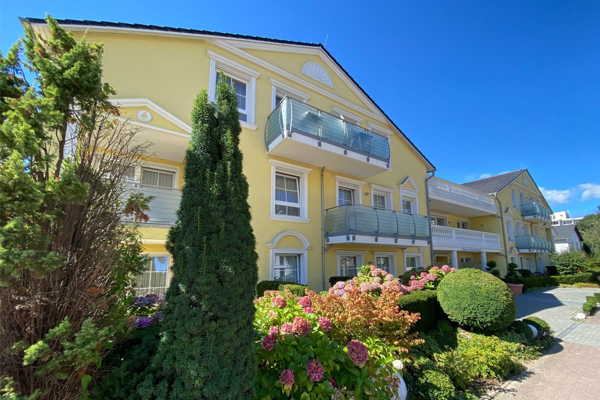 Entrance of Arkona Strandresidenzen Binz on Rügen with balconies and landscaped garden